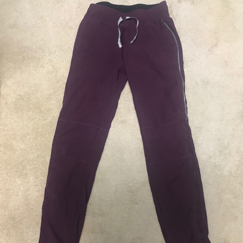 Mint condition Ivivva windpants size 10